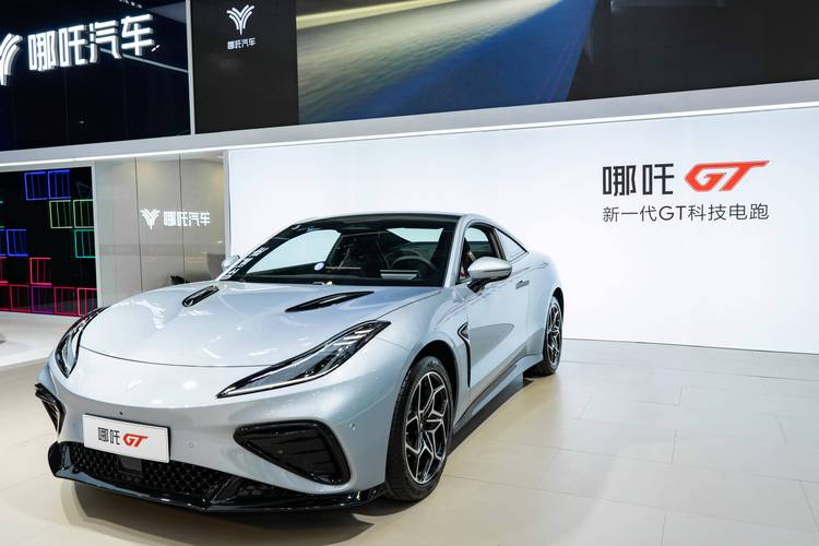 佛山189哪吒汽车在智能汽车领域的表现，领途汽车在新能源汽车市场中的影响力